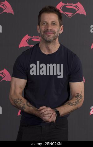 (160320) -- CITTÀ DEL MESSICO, 20 marzo 2016 -- il regista Zack Snyder posa durante la photocall per promuovere il film Batman vs Superman, a città del Messico, capitale del Messico, il 19 marzo 2016. Alejandro Ayala) (jp) (fnc) CITTÀ DEL MESSICO-CINEMA-BATMAN VS SUPERMAN e AlejandroxAyala PUBLICATIONxNOTxINxCHN città del Messico 20 marzo 2016 il regista Zack Snyder posa durante la foto per promuovere il film Batman VS Superman a città del Messico capitale del Messico IL 19 marzo 2016 Alejandro Ayala JP FNC città del Messico Cinema Batman VS Superman e AlejandroxAyala PUBLICATIONxNOTxINxCHN Foto Stock