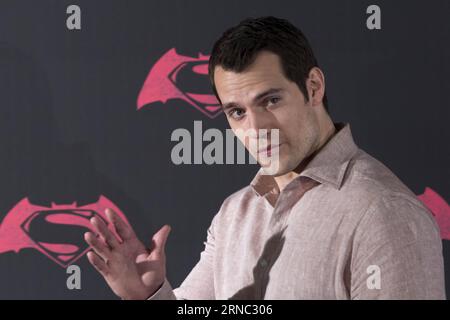 (160320) -- CITTÀ DEL MESSICO, 20 marzo 2016 -- l'attore Henry Cavill posa durante la photocall per promuovere il film Batman vs Superman, a città del Messico, capitale del Messico, il 19 marzo 2016. Alejandro Ayala) (jp) (fnc) CITTÀ DEL MESSICO-CINEMA-BATMAN VS SUPERMAN e AlejandroxAyala PUBLICATIONxNOTxINxCHN città del Messico 20 marzo 2016 l'attore Henry Cavill posa durante la foto per promuovere il film Batman VS Superman a città del Messico capitale del Messico IL 19 marzo 2016 Alejandro Ayala JP FNC città del Messico Cinema Batman VS Superman e AlejandroxAyala PUBLICATIONxNOTxINxCHN Foto Stock