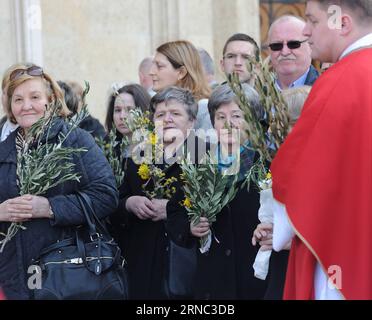 (160320) -- ZAGABRIA, 20 marzo 2016 - la gente tiene rami d'oliva durante una messa della domenica delle Palme a Zagabria, capitale della Croazia, 20 marzo 2016. La domenica delle Palme è una festa celebrata prima della Pasqua e segna l'ingresso di Gesù Cristo a Gerusalemme e l'inizio della settimana Santa. CROAZIA-ZAGABRIA-DOMENICA DELLE PALME MisoxLisanin PUBLICATIONxNOTxINxCHN Zagabria 20 marzo 2016 le celebrità tengono i rami di olivo durante una messa della domenica delle Palme a Zagabria capitale della Croazia 20 marzo 2016 la domenica delle Palme È una festa celebrata prima della Pasqua e segna l'ingresso di Gesù Cristo a Gerusalemme e l'INIZIO della settimana Santa C. Foto Stock