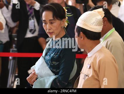 (160322) -- NAY PYI TAW, 22 MARZO 2016 -- foto del fascicolo scattata il 15 marzo 2016, mostra il presidente della Lega Nazionale per la democrazia (NLD) Aung San Suu Kyi (L, Front) che parla con U Win Myint, presidente della camera dei rappresentanti (camera bassa), mentre se ne vanno dopo aver partecipato a una sessione del Parlamento dell'Unione a Nay Pyi Taw, Myanmar. Il 22 marzo il Parlamento dell'Unione del Myanmar ha annunciato 18 candidati di ministri, tra cui Aung San Suu Kyi, presentati dal presidente eletto U Htin Kyaw. MYANMAR-NAY PYI TAW-PARLAMENTO-MEMBRI-GABINETTO-NOMINATI-ANNUNCIO UxAung PUBLICATIONxNOTxINxCHN Nay Pyi Taw 22 marzo Foto Stock