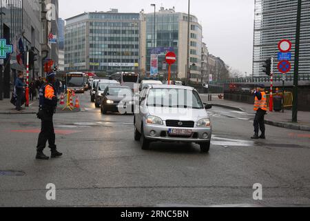 (160323) -- BRUXELLES, 23 marzo 2016 -- lavoro di polizia stradale a Bruxelles, Belgio, il 23 marzo 2016. Alcuni mezzi di trasporto pubblico sono ripresi mercoledì a Bruxelles, ad eccezione dei sistemi metropolitani. ) BELGIO-BRUXELLES-TRASPORTO PUBBLICO GongxBing PUBLICATIONxNOTxINxCHN Bruxelles 23 marzo 2016 polizia stradale lavoro a Bruxelles Belgio IL 23 marzo 2016 alcuni trasporti pubblici sono ripresi mercoledì a Bruxelles, tranne Metro System Belgium Brussels Public Transportation GongxBing PUBLICATIONxNOTxINxCHN Foto Stock