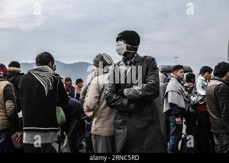 (160323) -- LESBO (GRECIA), 23 marzo 2016 -- rifugiati e migranti attendono di essere trasferiti in un centro di detenzione dal porto di Mitilene sull'isola di Lesbo, in Grecia, il 22 marzo 2016. Rifugiati e migranti hanno continuato a fluire nell'isola greca di Lesbo mercoledì, nonostante l'accordo Unione europea-Turchia entrato in vigore il 20 marzo con l'obiettivo di arginare l'afflusso. L'Agenzia delle Nazioni Unite per i rifugiati (UNHCR) manterrà una presenza sull'isola per effettuare il monitoraggio della protezione e garantire il rispetto delle norme in materia di rifugiati e diritti umani, nonché per fornire informazioni sui diritti a Foto Stock