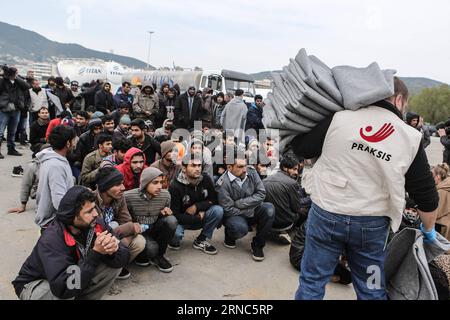 (160323) -- LESBO (GRECIA), 23 marzo 2016 -- i rifugiati e i migranti salvati dalla Guardia Costiera greca ricevono coperte dai volontari dell'ONG greca Praksis nel porto di Mitilene sull'isola di Lesbo in Grecia il 22 marzo 2016. Rifugiati e migranti hanno continuato a fluire nell'isola greca di Lesbo mercoledì, nonostante l'accordo Unione europea-Turchia entrato in vigore il 20 marzo con l'obiettivo di arginare l'afflusso. L'Agenzia delle Nazioni Unite per i rifugiati (UNHCR) manterrà una presenza sull'isola per effettuare il monitoraggio della protezione e garantire il rispetto delle norme in materia di rifugiati e diritti umani Foto Stock