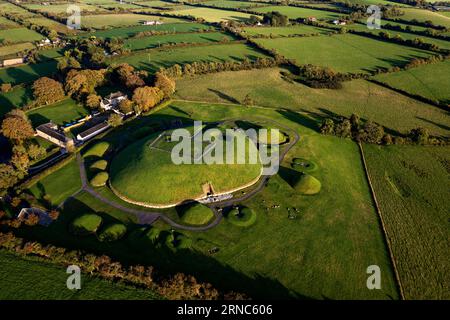 Fotografia aerea di Knowth sul fiume Boyne, Bru Na Boinne, Drogheda, Contea di Meath, Irlanda Foto Stock