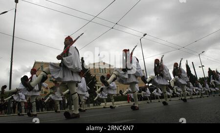 (160325) -- ATENE, 25 marzo 2016 -- i soldati dell'esercito greco prendono parte alla parata del giorno dell'indipendenza ad Atene, in Grecia, il 25 marzo 2016. Il giorno dell'indipendenza segna l'inizio della rivoluzione greca contro il dominio ottomano nel 1821.) GRECIA-ATENE-MILITARE MariosxLolos PUBLICATIONxNOTxINxCHN Atene marzo 25 2016 soldati dell'esercito greco prendono parte alla Parata del giorno dell'indipendenza ad Atene Grecia IL 25 2016 marzo il giorno dell'indipendenza segna l'inizio della rivoluzione greca contro il dominio OTTOMANO nel 1821 Grecia Atene militare MariosxLolos PUBLICATIONxNOTxINxCHN Foto Stock