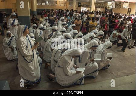 (160325) -- CALCUTTA, 25 marzo 2016 -- cristiani indiani pregano in una chiesa il venerdì Santo a Calcutta, capitale dello stato indiano orientale del Bengala occidentale il 25 marzo 2016. I cristiani di tutto il mondo stanno segnando il solenne periodo pasquale. ) INDIA-CALCUTTA-CRISTIANI-VENERDÌ SANTO TumpaxMondal PUBLICATIONxNOTxINxCHN Calcutta marzo 25 2016 i cristiani indiani pregano IN una chiesa IL venerdì Santo a Calcutta capitale dello stato indiano orientale del Bengala OCCIDENTALE IL 25 2016 marzo i cristiani di tutto il mondo stanno celebrando il solenne periodo di Pasqua India Calcutta cristiani venerdì Santo TumpaxMondal PUBLICATIONxINxCHN Foto Stock