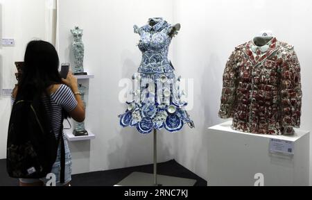(160326) - HONG KONG, 26 marzo 2016 -- Un visitatore guarda le creazioni esposte al Contemporary Art Expo di Hong Kong, Cina meridionale, 26 marzo 2016. Più di 100 gallerie provenienti da 21 paesi e regioni hanno partecipato all'Expo. ) (dhf) CHINA-HONG KONG-ART EXPO (CN) LixPeng PUBLICATIONxNOTxINxCHN Hong Kong marzo 26 2016 a Visitor Watches Creations in mostra AL Contemporary Art EXPO di Hong Kong Cina meridionale marzo 26 2016 più di 100 gallerie da 21 paesi e regioni hanno partecipato all'EXPO DHF China Hong Kong Art EXPO CN LixPeng PUBLICATIONxNOTxINxCHN Foto Stock