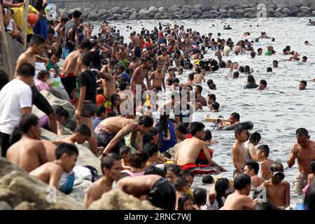 (160327) -- PASAY CITY, 27 marzo 2016 -- le persone nuotano nella baia di Manila per celebrare la domenica di Pasqua a Pasay City, Filippine, 27 marzo 2016. Molti filippini nuotano nella Baia di Manila ogni domenica di Pasqua, nonostante il governo abbia avvertito gli effetti dell'acqua inquinata della baia sulla salute delle persone. (dh) FILIPPINE-CITTÀ DI PASAY-DOMENICA DI PASQUA-NUOTO RouellexUmali PUBLICATIONxNOTxINxCHN città di Pasay marzo 27 2016 celebrità nuotano nella Baia di Manila per celebrare la domenica di Pasqua a Pasay City Filippine marzo 27 2016 MOLTI filippini nuotano nella Baia di Manila ogni domenica di Pasqua nonostante l'avvertimento del governo Foto Stock