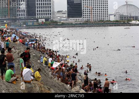 (160327) -- PASAY CITY, 27 marzo 2016 -- le persone nuotano nella baia di Manila per celebrare la domenica di Pasqua a Pasay City, Filippine, 27 marzo 2016. Molti filippini nuotano nella Baia di Manila ogni domenica di Pasqua, nonostante il governo abbia avvertito gli effetti dell'acqua inquinata della baia sulla salute delle persone. (dh) FILIPPINE-CITTÀ DI PASAY-DOMENICA DI PASQUA-NUOTO RouellexUmali PUBLICATIONxNOTxINxCHN città di Pasay marzo 27 2016 celebrità nuotano nella Baia di Manila per celebrare la domenica di Pasqua a Pasay City Filippine marzo 27 2016 MOLTI filippini nuotano nella Baia di Manila ogni domenica di Pasqua nonostante l'avvertimento del governo Foto Stock