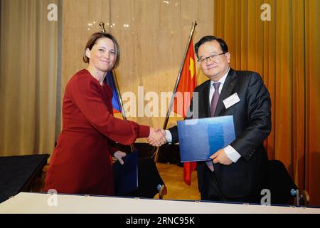(160329) -- PRAGA, 29 marzo 2016 -- i delegati della Bank of China e del gruppo PPF si stringono la mano dopo aver firmato un accordo di cooperazione durante il Forum di cooperazione finanziaria Cina-ceco nell'ambito dell'iniziativa Belt and Road a Praga, Repubblica ceca, 29 marzo 2016. ) FORUM DI COOPERAZIONE FINANZIARIA REPUBBLICA CECA-PRAGA-CINA QianxYi PUBLICATIONxNOTxINxCHN Praga marzo 29 2016 delegati della Bank of China e del gruppo PPF Shake Hands dopo aver firmato un accordo di cooperazione durante il Forum di cooperazione finanziaria ceco cinese nell'ambito dell'iniziativa Belt and Road a Praga Repubblica ceca marzo 29 2016 CZ Foto Stock
