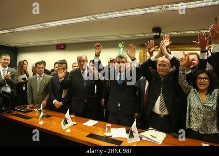 (160329) -- BRASILIA, 29 marzo 2016 -- il senatore brasiliano Romero Juca (3rd R) reagisce durante una riunione della direzione nazionale del Partito del movimento Democratico brasiliano (PMBD) a Brasilia, capitale del Brasile, il 29 marzo 2016. Il PMDB, guidato dal vicepresidente Michel Temer, ha annunciato martedì la sua decisione di lasciare il governo del presidente Dilma Rousseff, privandola di un grande alleato di coalizione, ha riferito la stampa brasiliana. AGENCIA ESTADO) (jp) (sp) BRAZIL OUT BRAZIL-BRASILIA-POLITICS-PMDB e AE PUBLICATIONxNOTxINxCHN Brasilia marzo 29 2016 il senatore brasiliano Romero Juca 3rd r reagisce durante un incontro o Foto Stock