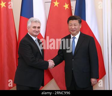 (160329) -- PRAGUE, March 29, 2016 -- Chinese President Xi Jinping (R) meets with Milan Stech, president of the Senate of the Czech Parliament, in Prague, the Czech Republic, March 29, 2016. ) (mp) CZECH REPUBLIC-CHINA-XI JINPING-MILAN STECH-MEETING PangxXinglei PUBLICATIONxNOTxINxCHN   Prague March 29 2016 Chinese President Xi Jinping r Meets With Milan Stech President of The Senate of The Czech Parliament in Prague The Czech Republic March 29 2016 MP Czech Republic China Xi Jinping Milan Stech Meeting PangxXinglei PUBLICATIONxNOTxINxCHN Foto Stock