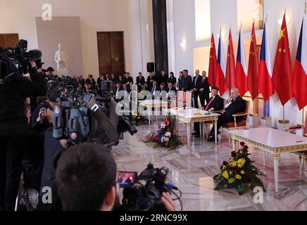 (160329) -- PRAGUE, March 29, 2016 -- Chinese President Xi Jinping and his Czech counterpart Milos Zeman attend a press conference after their talks in Prague, the Czech Republic, March 29, 2016. ) (mp) CZECH REPUBLIC-CHINA-XI JINPING-MILOS ZEMAN-TALKS LiuxWeibing PUBLICATIONxNOTxINxCHN   Prague March 29 2016 Chinese President Xi Jinping and His Czech Part Milos Zeman attend a Press Conference After their Talks in Prague The Czech Republic March 29 2016 MP Czech Republic China Xi Jinping Milos Zeman Talks LiuxWeibing PUBLICATIONxNOTxINxCHN Foto Stock