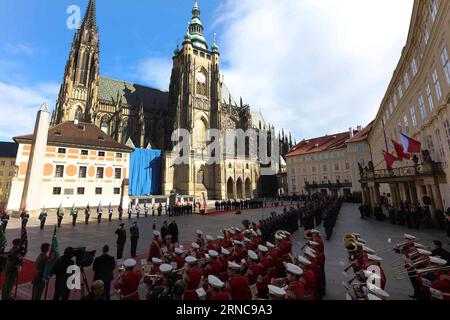 (160329) -- PRAGA, 29 marzo 2016 -- il presidente cinese Xi Jinping partecipa a una cerimonia di benvenuto tenuta dal presidente ceco Milos Zeman a Praga, Repubblica Ceca, il 29 marzo 2016. ) (mp) REPUBBLICA CECA-CINA-XI JINPING-CERIMONIA DI BENVENUTO LiuxWeibing PUBLICATIONxNOTxINxCHN Praga marzo 29 2016 il presidente cinese Xi Jinping partecipa a una cerimonia di benvenuto eroe del presidente ceco Milos Zeman a Praga Repubblica ceca marzo 29 2016 MP Repubblica ceca Cina Xi Jinping cerimonia di benvenuto LiuxWeibing PUBLICATIONxNOTxINxCHN Foto Stock
