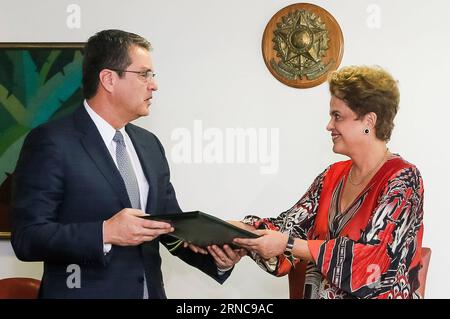 (160329) -- BRASILIA, 29 marzo 2016 -- l'immagine fornita dalla Presidenza del Brasile mostra che il presidente brasiliano Dilma Rousseff (R) partecipa alla cerimonia di firma della lettera di ratifica dell'accordo sulla facilitazione degli scambi dell'Organizzazione mondiale del commercio (OMC), durante un incontro con il Direttore generale dell'OMC Roberto Azevedo (L), presso il Palazzo Planalto, a Brasilia, Brasile, il 29 marzo 2016. ) (ah) (ce) BRAZIL-BRASILIA-WTO-POLITICS-ROUSSEFF BRAZILIANxPRESIDENCY PUBLICATIONxNOTxINxCHN Brasilia marzo 29 2016 l'immagine fornita dalla Presidenza brasiliana mostra il presidente brasiliano Dilma Rousse Foto Stock