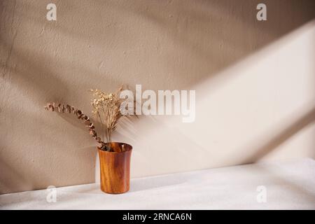 Vari oggetti di scena con un'atmosfera autunnale sotto la calda luce del sole pomeridiano. Foto Stock