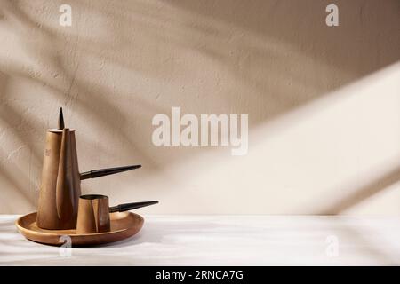 Vari oggetti di scena con un'atmosfera autunnale sotto la calda luce del sole pomeridiano. Foto Stock