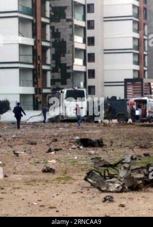 Bilder des Tages Türkei: Mehrere Tote und Verletzte nach Anschlag in Diyarbakir (160331) -- DIYARBAKIR, 31 marzo 2016 -- la foto scattata il 31 marzo 2016 mostra una scena del sito di attacco con autobomba a Diyarbakir, Turchia. Quattro poliziotti sono stati uccisi e altri 14 feriti giovedì in un'autobomba su un veicolo blindato della polizia nel sud-est della Turchia, ha riferito l'agenzia di stampa semi-ufficiale Anadolu. ) TURKEY-DIYARBAKIR-CAR BOMB ATTACK MertxMacit PUBLICATIONxNOTxINxCHN immagini il giorno Turchia diverse morti e feriti dopo sosta a Diyarbakir 160331 Diyarbakir marzo 31 2016 foto scattata IL 31 2016 marzo SH Foto Stock