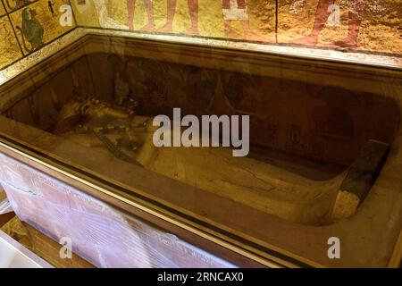 La foto scattata il 1° aprile 2016 mostra il sarcofago dorato del re Tutankhamon nella sua camera di sepoltura nella Valle dei Re, Luxor, Egitto. Archeologi egiziani e stranieri hanno completato venerdì un'operazione di scansione più estesa delle due camere nascoste recentemente scoperte dietro la tomba di Tutankhamon nella Valle dei Re nella città di Luxor dell'alto Egitto. Si ritiene che le camere siano l'ultimo luogo di riposo della regina Nefertiti, che svolse un importante ruolo politico e religioso in Egitto nel XIV secolo a.C. Zhao Dingzhe) EGITTO-LUXOR-RE TUT-SCAN zhaodingzhe PUBLICATIONxNOTxI Foto Stock