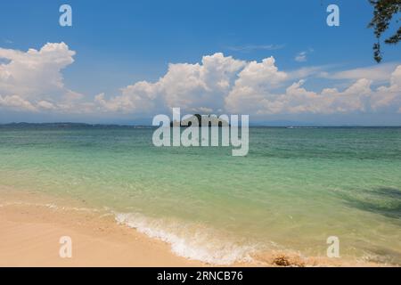 Scenario dell'isola di Manukan, un'isola del Parco Nazionale di Tunku Abdul Rahman a Sabah, Malesia Foto Stock