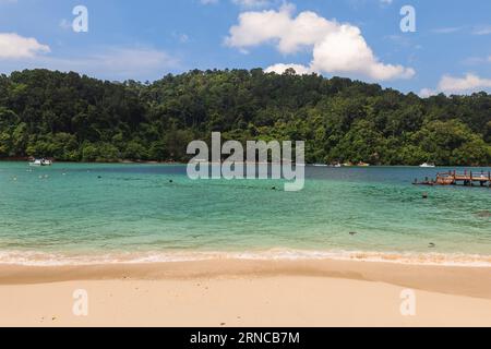 Scenario dell'isola di Sapi, un'isola del Parco Nazionale di Tunku Abdul Rahman a Sabah, Malesia Foto Stock