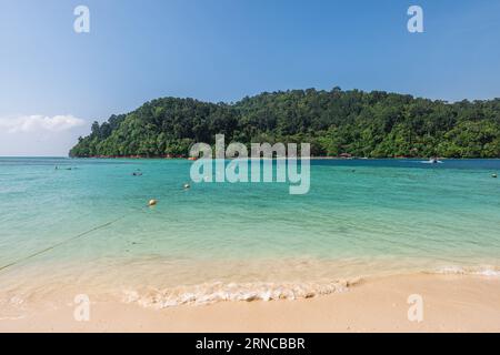 Scenario dell'isola di Sapi, un'isola del Parco Nazionale di Tunku Abdul Rahman a Sabah, Malesia Foto Stock