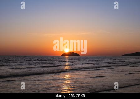 Vista del tramonto sulla spiaggia di Tanjung Aru a Kota Kinabalu, Sabah, Malesia Foto Stock