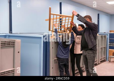 Rifiuti di legno scaricati dalle famiglie presso il centro di riciclaggio Foto Stock