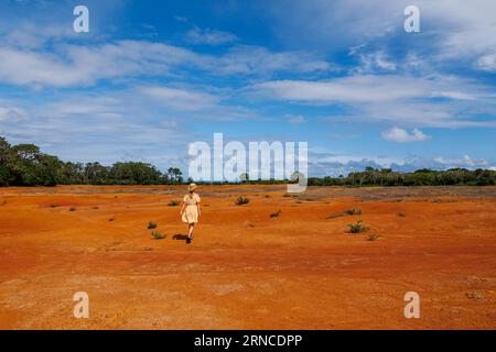 Donna che cammina nel deserto, isola di Santa Maria, destinazione di viaggio delle Azzorre. Foto Stock