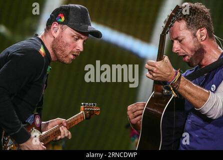 (160406) - LIMA, 6 aprile 2016 - il gruppo rock britannico Coldplay si esibisce durante un concerto allo Stadio Nazionale di Lima, in Perù, nelle prime ore del 6 aprile 2016. I Coldplay suonarono a Lima come parte del tour A head full of Dreams. ANDINA) (ce) PERU-LIMA-MUSIC-COLDPLAY e ANDINA PUBLICATIONxNOTxINxCHN 160406 Lima 6 aprile 2016 British Rock Tie Coldplay si esibisce durante un concerto ALLO Stadio Nazionale di Lima in Perù NELLE prime ore del 6 aprile 2016 i Coldplay hanno suonato a Lima come parte del a Head Full of Dreams Tour Andina CE Peru Lima Music Coldplay e Andina PUBLICATIONxNOTxINxCHN Foto Stock