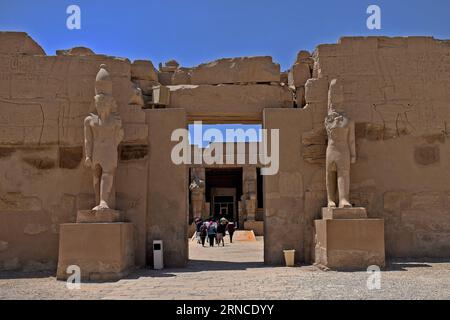 LUXOR, 2016 -- i turisti visitano il tempio di Karnak a Luxor, Egitto, il 31 marzo 2016. Il Tempio di Karnak comprende un vasto mix di templi decaduti, colonne, statue e altri edifici. EGITTO-CULTURA-LUXOR-TEMPIO DI KARNAK ZhaoxDingzhe PUBLICATIONxNOTxINxCHN Luxor 2016 turisti visitano il Tempio di Karnak a Luxor Egitto IL 31 2016 marzo IL Tempio di Karnak comprendeva un vasto mix di templi decaduti pilastri statue e altri edifici Egitto Cultura di Luxor Tempio di Karnak ZhaoxDingzhe PUBLICATIONXNOTxINxCHN Foto Stock
