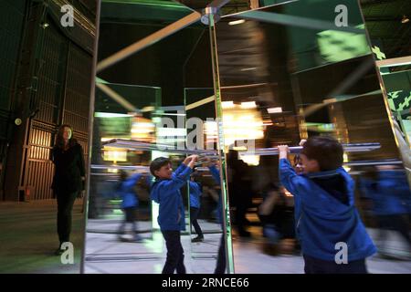 Carsten Höller Ausstellung a Mailand MILANO, 6 aprile 2016 - Un ragazzo gioca con un'opera d'arte porte girevoli , parte della mostra Doubt a Milano, Italia, il 6 aprile 2016. La mostra Doubt creata dall'artista tedesco Carsten Holler ha preso il via mercoledì a Milano. ) ITALY-MILAN-ART-EXHIBITION JinxYu PUBLICATIONxNOTxINxCHN Carsten Höller Exhibition a Milano Milano 6 aprile 2016 a Boy PLAYS with to ArtWork revolving Doors Part of the Exhibition Doubt a Milano Italy IL 6 aprile 2016 la mostra Doubt creata dall'artista tedesco Carsten Holler ha preso il via mercoledì a Milano Italia Milano Foto Stock