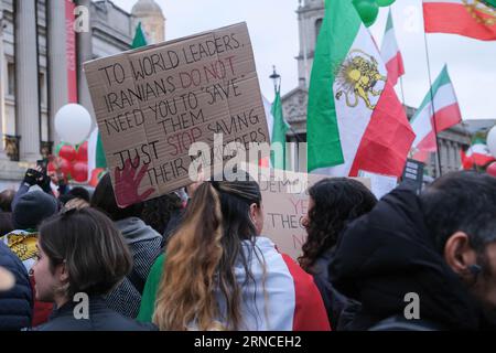 Trafalgar Square, Londra, Regno Unito. 5 novembre 2022. I manifestanti si riuniscono per mostrare la loro rabbia per la morte di Mahsa Amini. Marchio di credito Lear/Alamy Stock Photo Foto Stock