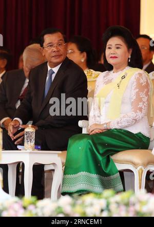 Kambodschas König Norodom Sihamoni während Zeremonie zum bevorstehenden Neujahrsfest (160407) - PHNOM PENH, 7 aprile 2016 -- il primo ministro cambogiano Hun Sen (L, fronte) e sua moglie Bun Rany (R, fronte) partecipano a una cerimonia di benedizione a Phnom Penh, Cambogia, 7 aprile 2016. L'Unione delle Federazioni Giovanili di Cambogia (UYFC) ha organizzato una cerimonia di benedizione per il re della nazione Norodom Sihamoni giovedì sera prima del Capodanno lunare, che inizia la prossima settimana dal 13 al 16 aprile. ) CAMBOGIA-PHNOM PENH-RE-BENEDIZIONE CERIMONIA SOVANNARA PUBLICATIONXNOTXINXCHN Foto Stock