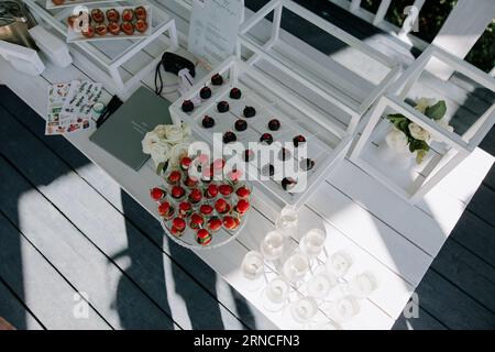 Tavolo per banchetti nuziali con occhiali, spuntini e tartine. Tavolo a buffet. Vista dall'alto. Foto Stock