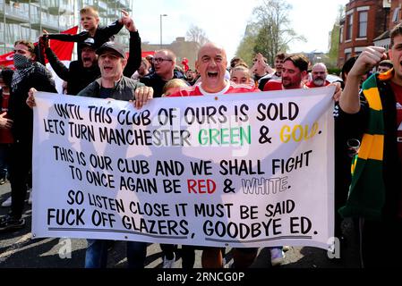 Old Trafford Football Stadium, Manchester, Regno Unito. 16 aprile 2022. Migliaia di proteste del Manchester United chiedono alla famiglia Glazer di vendere il club Foto Stock