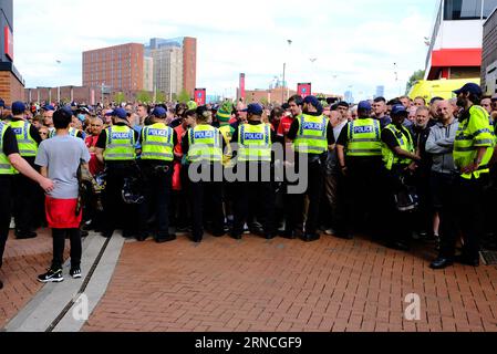 Old Trafford Football Stadium, Manchester, Regno Unito. 16 aprile 2022. Migliaia di proteste del Manchester United chiedono alla famiglia Glazer di vendere il club Foto Stock