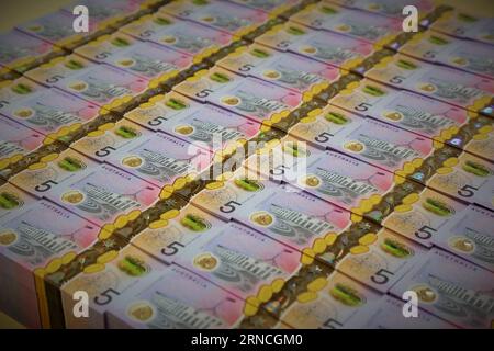 (160412) -- SYDNEY, 12 aprile 2016 -- la foto fornita da il 12 aprile 2016 mostra pile delle nuove banconote da cinque dollari australiani. Il (RBA) martedì ha rivelato la nuova banconota da cinque dollari australiani. Manterrà molte delle funzioni esistenti, tra cui le dimensioni e la combinazione di colori, ma offrirà anche funzioni di sicurezza avanzate per prevenire la contraffazione. Inoltre, ogni banconota della nuova serie raffigurerà una diversa specie di wattle australiano e un uccello nativo all'interno di una serie di elementi, ha detto il governatore dell'RBA Glenn Stevens. )(LYI) AUSTRALIA-RBA-NUOVA BANCONOTA DA CINQUE DOLLARI AUSTRALIANI RESERVEXBANK Foto Stock