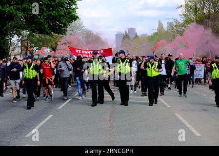 Old Trafford Football Stadium, Manchester, Regno Unito. 16 aprile 2022. Migliaia di proteste del Manchester United chiedono alla famiglia Glazer di vendere il club Foto Stock