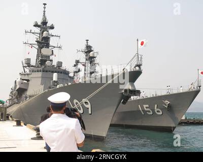 (160412) -- HANOI, 12 aprile 2016 -- due cacciatorpediniere della forza di autodifesa marittima giapponese, JS Ariake e JS Setogiri, attraccano al Cam Ranh International Seaport nella provincia costiera centrale del Vietnam di Khanh Hoa, 12 aprile 2016. I due cacciatorpediniere, con 500 ufficiali e membri dell'equipaggio, sono arrivati martedì per una visita e sono programmati per rimanere in Vietnam fino a venerdì. () VIETNAM-CAM RANH-JAPANESE WARSHIPS-VISIT Xinhua/VNA PUBLICATIONxNOTxINxCHN 160412 Hanoi 12 aprile 2016 due Destroyers of Japan Maritime Self Defense Force JS Ariake e JS Dock PRESSO Cam Ranh International Seaport in Vietnam 'S Centr Foto Stock