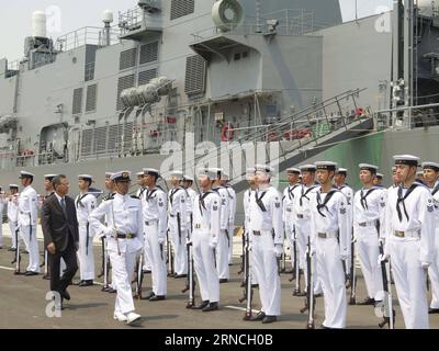 (160412) -- HANOI, 12 aprile 2016 -- l'ambasciatore giapponese in Vietnam Hiroshi Fukada (1st L, fronte) ispeziona una guardia d'onore alla cerimonia di benvenuto per ufficiali e membri dell'equipaggio dei due cacciatorpediniere della forza di autodifesa marittima giapponese, JS Ariake e JS Setogiri, al Cam Ranh International Seaport, provincia di Khanh Hoa costiera centrale del Vietnam, 12 aprile 2016. I due cacciatorpediniere, con 500 ufficiali e membri dell'equipaggio, sono arrivati martedì per una visita e sono programmati per rimanere in Vietnam fino a venerdì. () VIETNAM-CAM RANH-JAPANESE WARSHIPS-VISIT Xinhua/VNA PUBLICATIONxNOTxINxCHN 160412 Hanoi Apr Foto Stock