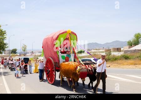 NERJA, SPAGNA - 15 MAGGIO 2022 abitanti della città, carrozze, carri, cavalli, buoi e trattori, così come gli agricoltori locali provenienti dai villaggi vicini Foto Stock