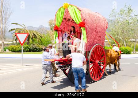 NERJA, SPAGNA - 15 MAGGIO 2022 abitanti della città, carrozze, carri, cavalli, buoi e trattori, così come gli agricoltori locali provenienti dai villaggi vicini Foto Stock