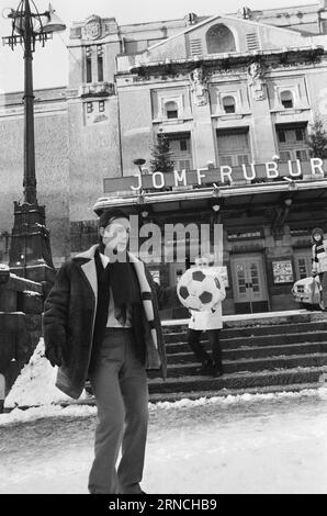 Attuale 51-3-1973 : 'Knicksen' va in scena la scena nazionale a Bergen sta ora provando la "fuoriuscita" di Odd Selmer - un gioco di calcio. Il teatro ha ottenuto l'assistenza di un esperto da Roald 'Kniksen' Jensen. Foto: Svein Kløvig / Aktuell / NTB ***FOTO NON ELABORATA*** questo testo è stato tradotto automaticamente! Foto Stock