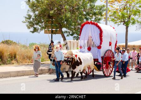 NERJA, SPAGNA - 15 MAGGIO 2022 abitanti della città, carrozze, carri, cavalli, buoi e trattori, così come gli agricoltori locali provenienti dai villaggi vicini Foto Stock