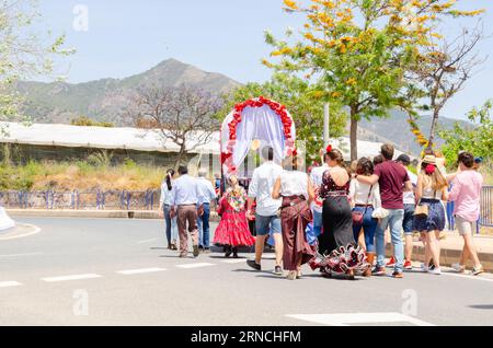 NERJA, SPAGNA - 15 MAGGIO 2022 abitanti della città, carrozze, carri, cavalli, buoi e trattori, così come gli agricoltori locali provenienti dai villaggi vicini Foto Stock