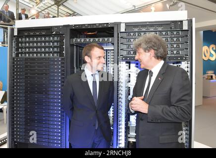 IT-Dienstleister Atos S.E. präsentiert neuen Supercomputer a Parigi PARIGI, 12 aprile 2016 -- il ministro dell'economia francese Emmanuel Macron (L) parla con Thierry Breton, presidente e amministratore delegato di Atos, di fronte al nuovo supercomputer Bull Sequana durante la sua presentazione a Parigi, in Francia, 12 aprile 2016. ) (Lyi) FRANCE-COMPUTER-ATOS-BRETON-MACRON LixGenxing PUBLICATIONxNOTxINxCHN IT Service providers Atos S e presenta nuovi supercomputer a Parigi Parigi Parigi 12 aprile 2016 i ministri dell'economia francesi Emmanuel Macron l parlano con Thierry Breton presidente e amministratore delegato di Atos in FR Foto Stock