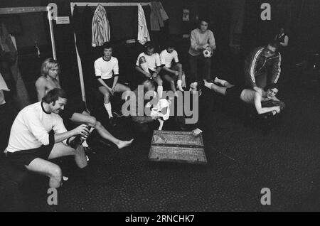 Attuale 51-3-1973 : 'Knicksen' va in scena la scena nazionale a Bergen sta ora provando la "fuoriuscita" di Odd Selmer - un gioco di calcio. Il teatro ha ottenuto l'assistenza di un esperto da Roald 'Kniksen' Jensen. Foto: Svein Kløvig / Aktuell / NTB ***FOTO NON ELABORATA*** questo testo è stato tradotto automaticamente! Foto Stock