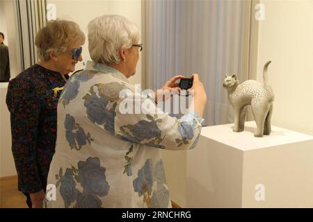 I visitatori scattano una foto di un gatto di porcellana durante la New China: Contemporary Chinese Porcelain tenutasi a Bruxelles, in Belgio, il 12 aprile 2016. 50 pezzi di ceramica creati da 18 artisti cinesi sono esposti durante la mostra. ) BELGIO-BRUXELLES-MOSTRA DI PORCELLANA WuxChangrong PUBLICATIONxNOTxINxCHN i visitatori scattano una foto di un gatto di porcellana durante il New China Contemporary Chinese Porcelain Hero a Bruxelles Belgio 12 aprile 2016 50 i pezzi di ceramica creati da 18 artisti cinesi sono esposti durante la mostra Belgium Brussels Porcelain Exhibition PUBLICATIONxNOTxINxCHN Foto Stock
