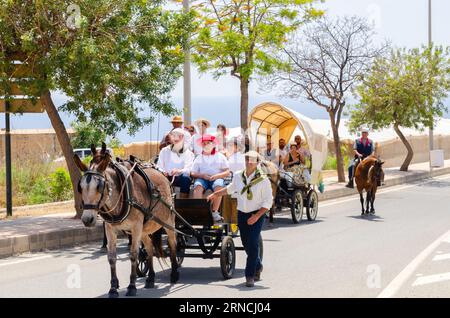 NERJA, SPAGNA - 15 MAGGIO 2022 abitanti della città, carrozze, carri, cavalli, buoi e trattori, così come gli agricoltori locali provenienti dai villaggi vicini Foto Stock